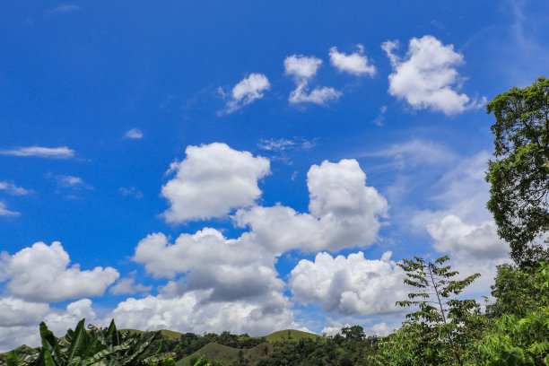 蓝色云彩背景山路图片下载