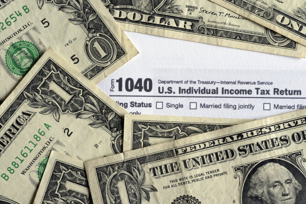 国税局表格1040和美元静物背景图片下载