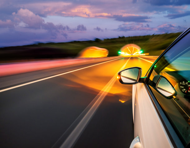 在高速公路上开车图片下载