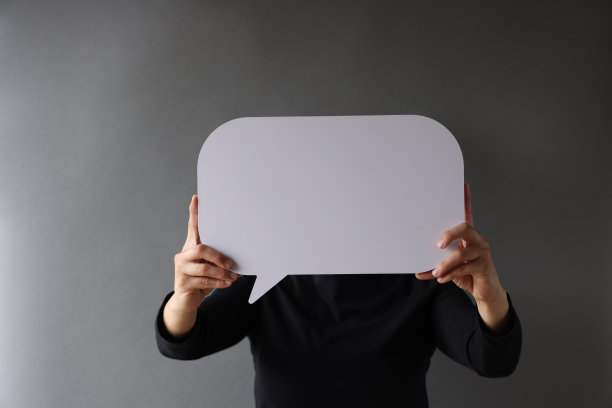 手握空白语音泡泡图片下载