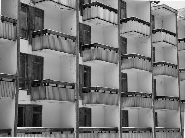 带有多个阳台的老建筑的灰度图图片下载