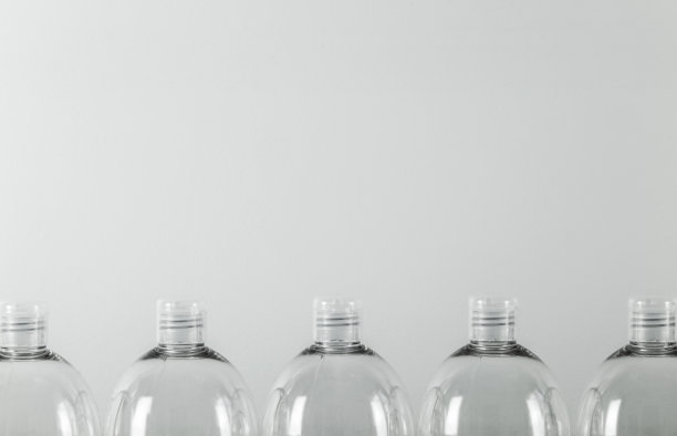 白色背景的透明塑料瓶静物图片下载