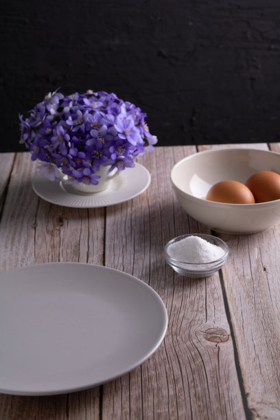 照片空盘子，一束蓝色的花，鸡蛋图片下载