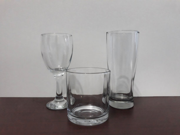 一杯咖啡，有大玻璃杯，高球杯和老式杯子，放在木桌上。有选择性的重点图片下载