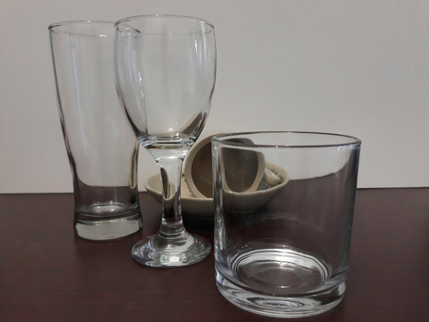 一杯咖啡，有大玻璃杯，高球杯和老式杯子，放在木桌上。有选择性的重点图片下载