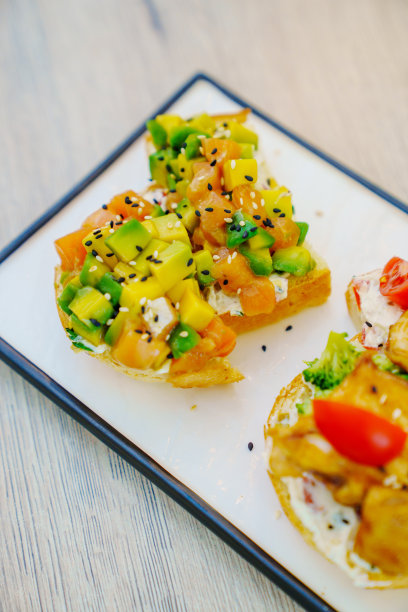 迷你意式烤面包配牛油果和红鱼。美味的小吃。图片下载