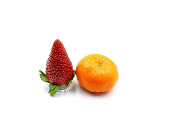 白色背景上的草莓和橘子图片下载