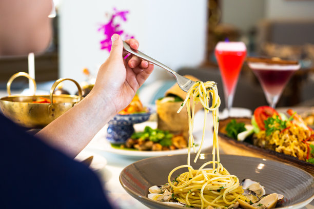 意大利面，意大利面配阿马特里西酱放在木桌上的盘子里图片下载