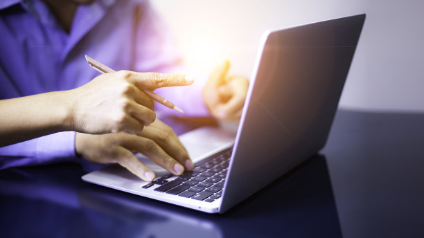 商人在信息技术网络互联网连接世界各地的无线设备信息技术对数字世界中的商业至关重要图片下载