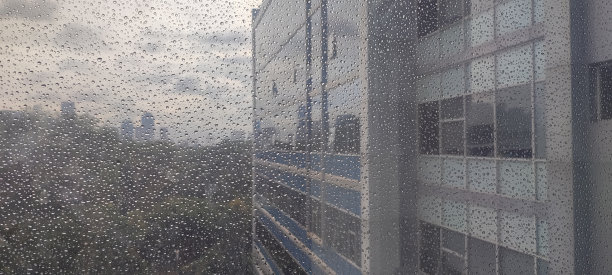 窗户上的雨滴图片下载