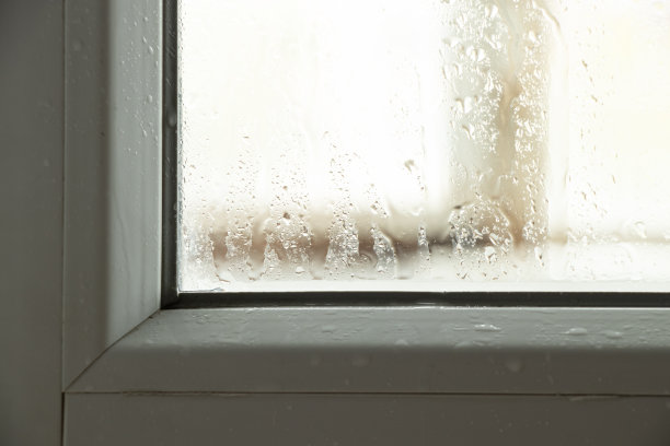 公寓窗户上的湿气和冷凝物，玻璃上的水特写图片下载