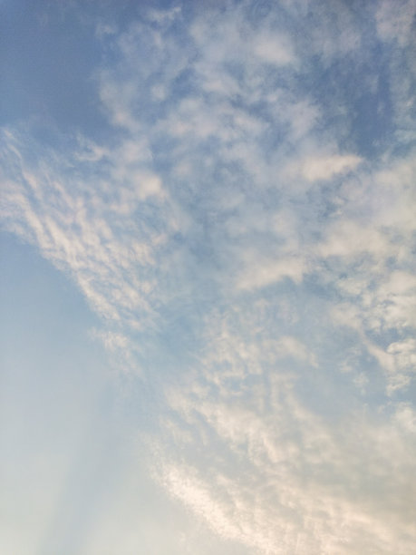 奇怪的蜻蜓形状的层云漂浮在早晨的天空图片下载