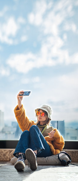 视频博主女孩看着手机打视频电话，拍视频博主图片下载