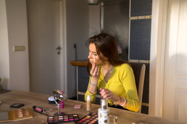 年轻女子在家里化妆。图片下载