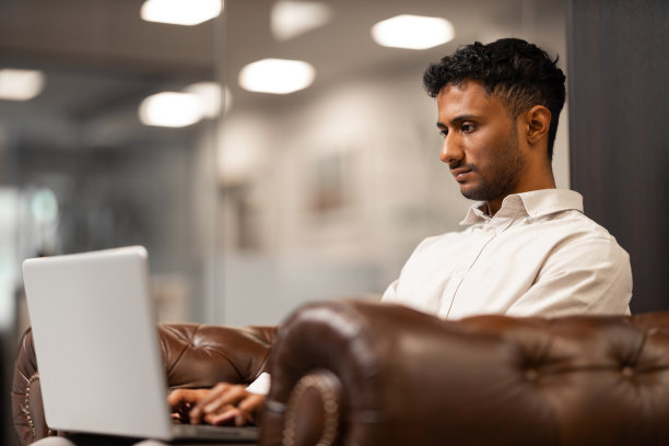 在办公室工作图片下载