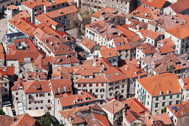 传统的欧洲城市屋顶。鸟瞰图。科托尔城图片下载