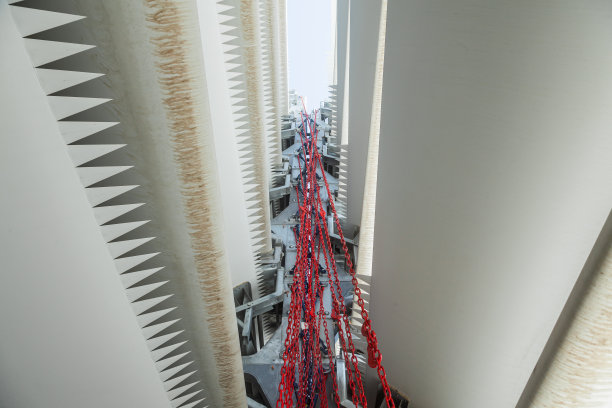 风力涡轮机的叶片被放置在特殊的紧固件中，并用链条连接在甲板上，以便通过船舶进行海上运输。图片下载