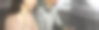 两名戴着耳机的年轻人坐在办公室的办公桌前与客户交谈。关注女性。呼叫中心接线员在工作图片下载