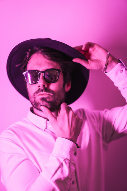 年轻的白人男子，戴着太阳镜，看起来很诱人图片下载