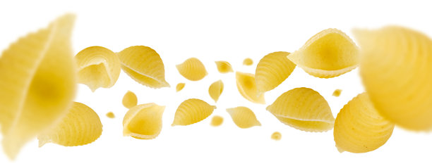 精美的意大利面食在太空中飞行和悬浮。隔离在白色上图片下载