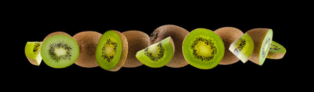 经过完美修饰的猕猴桃，整个半片和切片在太空中飞行和悬浮。黑色隔离图片下载