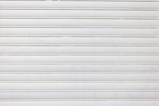 现代空白色卷帘门背景纹理。金属封闭的车库门。本空间图片下载