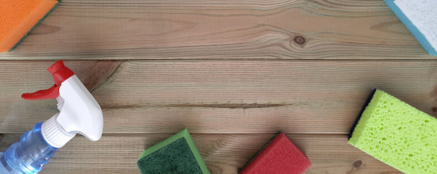 横幅，厨房海绵和喷雾。平的。春天的概念屋子的深度清洁。发短信的地方。图片下载