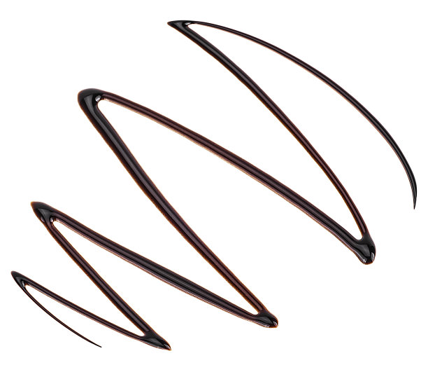 巧克力酱在白色背景上形成漩涡。甜甜的巧克力糖浆。图片下载