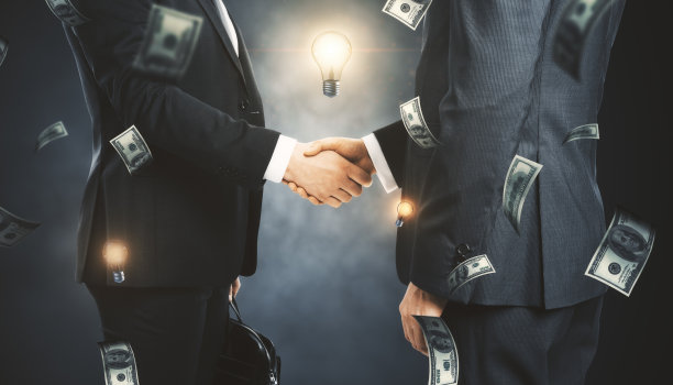 侧面观点和近距离的商人握手与模糊飞行的美元钞票在黑板墙的背景。金融，成功和赌场概念。图片下载