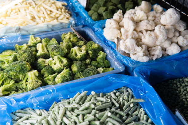 超市冰箱里各种各样的冷冻蔬菜图片下载