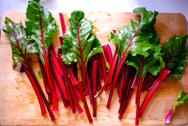 准备烹饪的新鲜生甜菜叶。健康饮食。图片下载