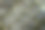 从上面看，许多停放在照明停车场的汽车与线和标志的停车位和方向。购物中心中心前的车辆停放处图片下载