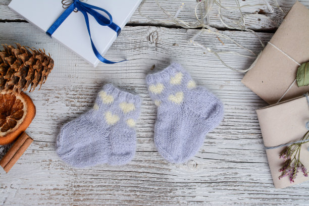小浅蓝色婴儿袜子制成的软棉纱图片下载