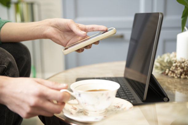 女性工作，使用智能手机和笔记本电脑。图片下载