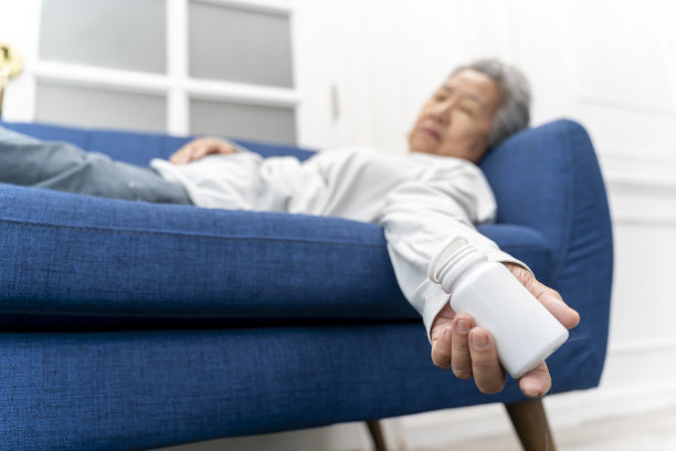 亚洲老年妇女躺在沙发上昏迷不醒，服药过量图片下载