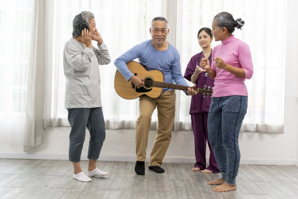 一群老年人在客厅里一起弹吉他唱歌图片下载