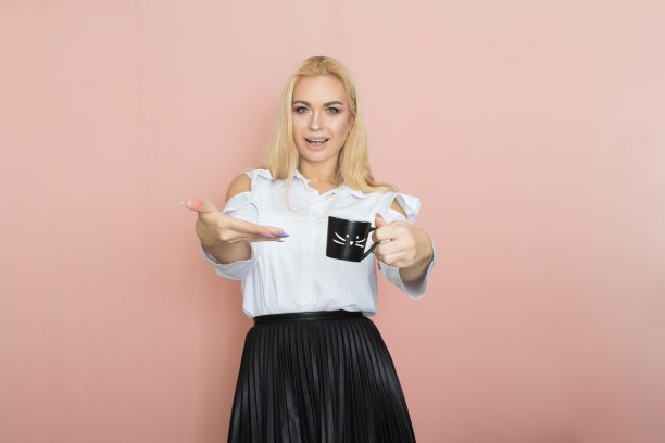 办公室女人拿着一杯茶或咖啡图片下载