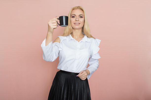 办公室女人拿着一杯茶或咖啡图片下载