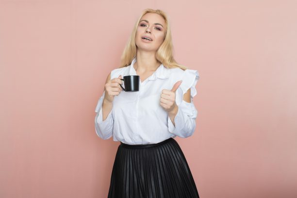 办公室女人拿着一杯茶或咖啡图片下载