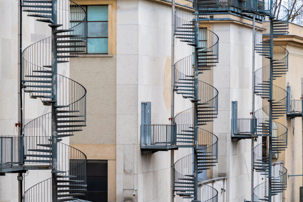 建筑物后面的螺旋形逃生楼梯图片下载