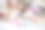亚洲女花商企业家在花店安排花束。图片下载