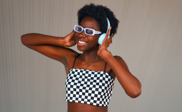 戴着耳机的非裔美国妇女图片下载