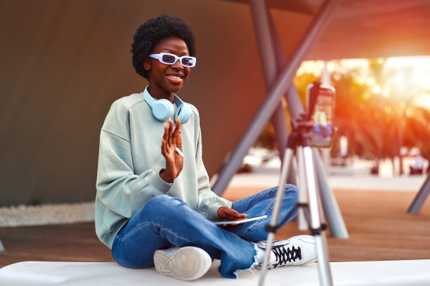 戴着耳机的非裔美国妇女图片下载