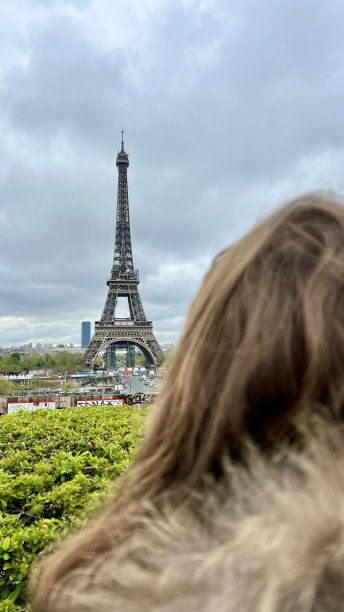 如果一个十几岁的女孩站在埃菲尔铁塔的背景下，就有可能把它用作旅游公司的某种广告图片下载