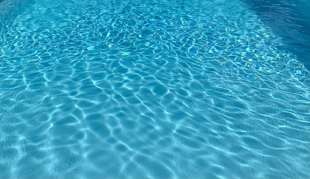 夏天的游泳池。图片下载