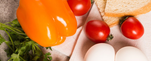 传统早餐的旗帜。炒鸡蛋的健康食材，甜椒，番茄。图片下载