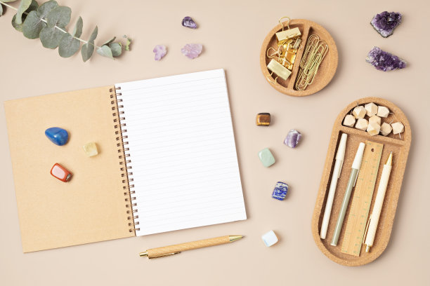 治疗脉轮水晶和开放组织者。仪式与宝石的职业，健康，专注，业务，压力，放松，心理健康，精神实践。能量的概念图片下载