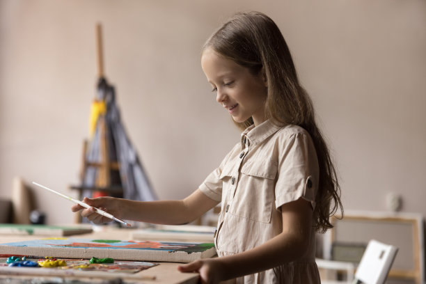 快乐的小孩享受创作爱好，学习绘画图片下载