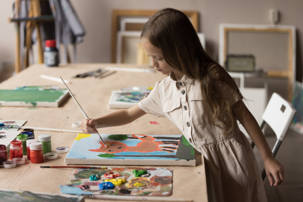 可爱的小学生在艺术学校的教室里画卡通动物图片下载