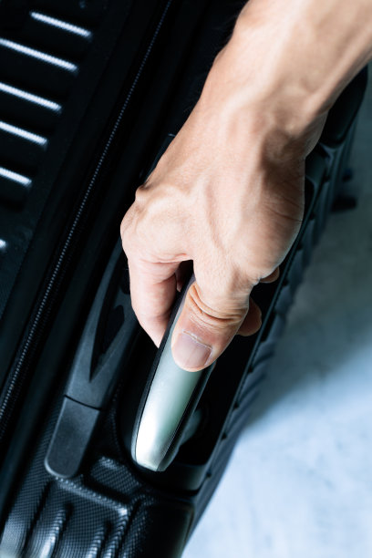 行李，手提箱，护照和医用口罩，手提护照和批准的疫苗接种卡，笔记本电脑包和行李，为出差做好准备。新常态下旅客、旅行者需要携带疫苗证件和公民身份证件图片下载